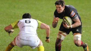 Ieuan Jones o'r Dreigiau yn herio Jonathan Thomas o'r Gweilch
