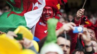 Cefnogwyr Cymru yn Stadiwm y Mileniwm
