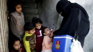 Polio vaccine being given to a child in Lahore (23 January 2013)