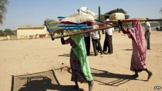 Displaced people arrive in al-Sireaf