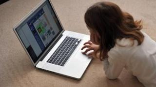 Девушка просматривает на компьютере