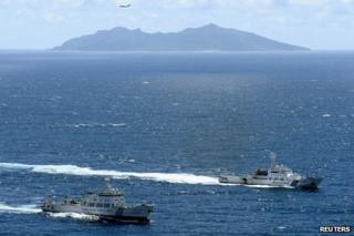 Аэрофотоснимок показывает, что китайский морской корабль наблюдения Haijian № 51 (L) курсирует как корабль береговой охраны Японии Ишигаки плывет возле острова Уотсури, одного из спорных островов, называемых Сенкаку в Японии и Дяоюй в Китае, в Восточно-Китайском море в этот файл фотографии от 14 сентября 2012 года
