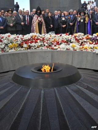 Ведущие армянские политики, священнослужители, официальные лица и офицеры армии возлагают цветы к памятнику геноцида армян, убитых турками-османами во время Первой мировой войны в Ереване, 24 апреля 2012 года, в 97-ю годовщину геноцида армян