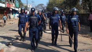 Бангладешская полиция патрулирует улицу после столкновений с активистами Джамаат-и-Ислами на базаре Кокса
