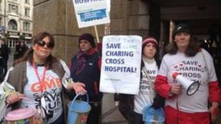 Протест против изменений в больнице Чаринг-Кросс
