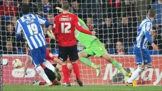 Andrea Orlandi yn sgorio i Brighton