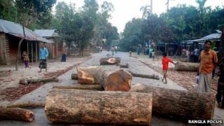 Roadblock set up by Jamaat activists in Gaibandha