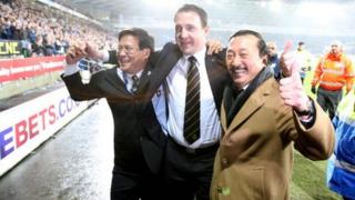 Dato' Chan Tien Ghee (ar y chwith) gyda'r rheolwr Malky Mackay a'r perchennog Vincent Tan