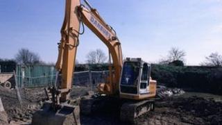 JCB aig làrach togail