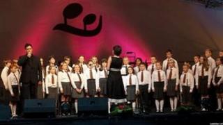 Ysgol Pen Barras yn canu gyda Rhys Meirion