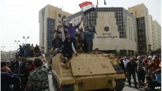 Protesters on tank in Port Said (08/03/13)