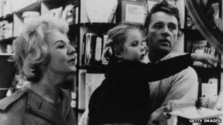 Richard Burton a'i wraig gynta Sybil a'u merch Jessica yn Rhufain yn 1961