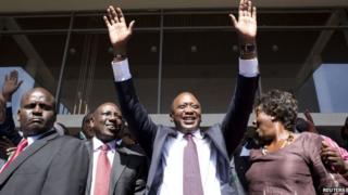 Ухуру Кеньятта (С) приветствует сторонников рядом с его напарником Уильямом Руто (2-й слева) во время празднования победы на президентских выборах после официального опубликования результатов в Найроби.Кения 9 марта 2013 года
