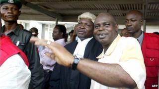 Former governor of Nigeria's Bayelsa state, Diepreye Alamieyeseigha (R), waving to sympathisers outside court in Lagos, next to his lawyer Mike Ozekhome (24 January 2006)