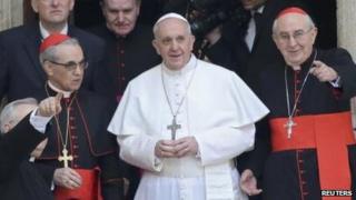 Папа Франциск покидает базилику в Риме