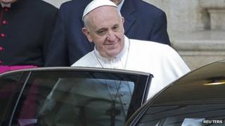 Папа Франциск уходит после молитвы в базилике Санта-Мария-Маджоре в Риме. 14 марта 2013 г.