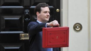 Канцлер казначейства Джордж Осборн держит коробку с бюджетом в День бюджета 21/03/2012