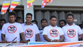 Жесткая буддийская группа Шри-Ланки, члены Бодху Бала Сена, носят футболки, призывающие бойкотировать товары народного потребления с сертификацией Халяль во время акции протеста в Махарагаме на окраине Коломбо, Шри-Ланка, в воскресенье, 17 февраля 2013 г.
