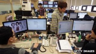 Исследователи проводят проверку на наличие компьютерных вирусов в Hauri Inc., поставщике программного обеспечения для обеспечения информационной безопасности, 21 марта 2013 года в Сеуле, Южная Корея.