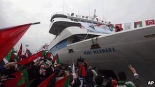 People holding Turkish and Palestinian flags cheer as the Mavi Marmara ship arrives back in Istanbul. (archive photo dated 26 December 2010)