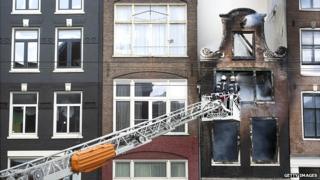 Амстердамские пожарные присутствуют на пожаре в центре города