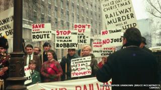 Протестующие Уэверли Рут собрались перед делегацией из трех человек на Даунинг-стрит 10