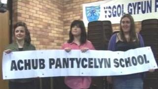 Mae cefngowyr yr ysgol wedi bod yn gwrthwynebu'r cau