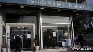 Мужчина идет возле отделения Банка Кипра в Никосии. Фото: 28 марта 2013 г.