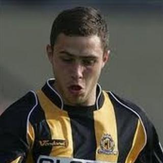 Robbie Willomott un o arwyr Casnewydd yn Nuneaton