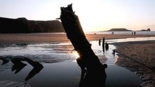 Traeth Llangennydd ble cafodd caiacwr ei achub