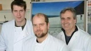 Y Dr Arwyn Edwards, Simon cameron a'r Dr Luis Mur