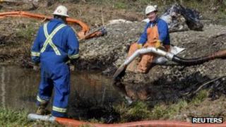 Emergency workers clean up an oil spill in Mayflower, Arkansas 21 March 2013