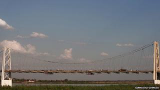 Транспортные очереди через мост от города Тете до угольного бассейна Моатиз в северном Мозамбике