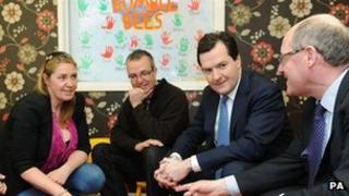 Cyfarfu George Osborne â rhieni mewn meithrinfa yng Nghaerdydd cyn y digwyddiad