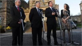 Премьер-министр Дэвид Кэмерон встречается с первым министром Питером Робинсоном, заместителем первого министра Мартином МакГиннессом и государственным секретарем по Северной Ирландии Терезой Вильерс