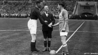 Fred Keenor (de) yn ysgwyd llaw gyda chapten Arsenal Tom Parker (chwith) cyn i'r Adar Gleision ennill Cwpan FA lloegr yn 1927