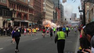 Y ffrwydrad cynta' ym Marathon Boston