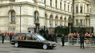 Yr hers yn teithio trwy gatiau Downing Street fore Mercher