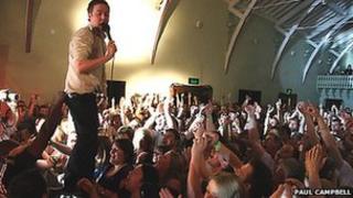Na Kaiser Chiefs aig Pàillean Srath Pheofhair