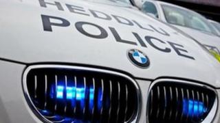 Heddlu Dyfed Powys yn ymchwilio i adroddiadau bod dyn mewn car tywyll wedi cynnnig lifft i blant