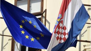 Флаги Хорватии и Европейского Союза висят на правительственном здании в Загребе
