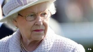 Королева на ипподроме в Ньюбери, в Беркшире, в субботу