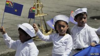 Боливийские дети принимают участие в праздновании Дня моря в марте 2013 года
