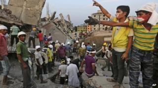Бангладешские спасатели на месте обрушившегося здания в Саваре, недалеко от Дакки, Бангладеш, 25 апреля 2013 г.