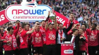 Codi tlws Pencampwriaeth nPower