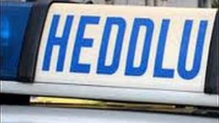 Mae Heddlu Gogledd Cymru yn ymchwilio i ddamwain yn ninas Bangor