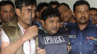 Мохаммада Сохеля Рана, владельца здания Rana Plaza, сопровождает полиция в суд