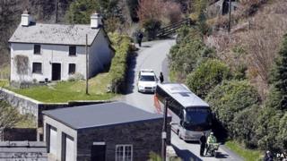 Aelodau'r rheithgor yn cyrraedd cartre' Mark Bridger yng Ngheinws, Powys