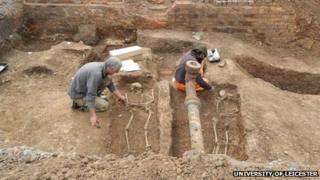 Two archaeologists uncover two bodies in the Roman cemetery