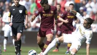 Aguero o Man City yn cael ei daclo gan amddiffynwr Abertawe Chico Flores yn ystod y gêm yn Stadiwm Liberty
